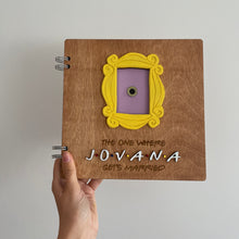 Učitaj sliku u Galeriju, Personalizovani FRIENDS album - poklon za useljenje