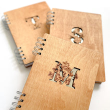 Učitaj sliku u Galeriju, Sveska sa monogramom - Slovo V