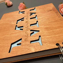 Učitaj sliku u Galeriju, Personalizovani album za slike za venčanje sa drvenim koricama