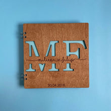 Učitaj sliku u Galeriju, Personalizovani album za slike za venčanje sa drvenim koricama