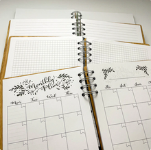 Učitaj sliku u Galeriju, Personalizovani drveni rokovnik sa dizajnom mačke - crna