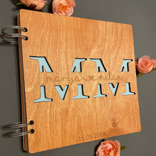 Učitaj sliku u Galeriju, Personalizovani album za slike za venčanje sa drvenim koricama
