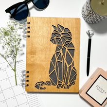 Učitaj sliku u Galeriju, Personalizovani drveni rokovnik sa dizajnom mačke - crne šljokice
